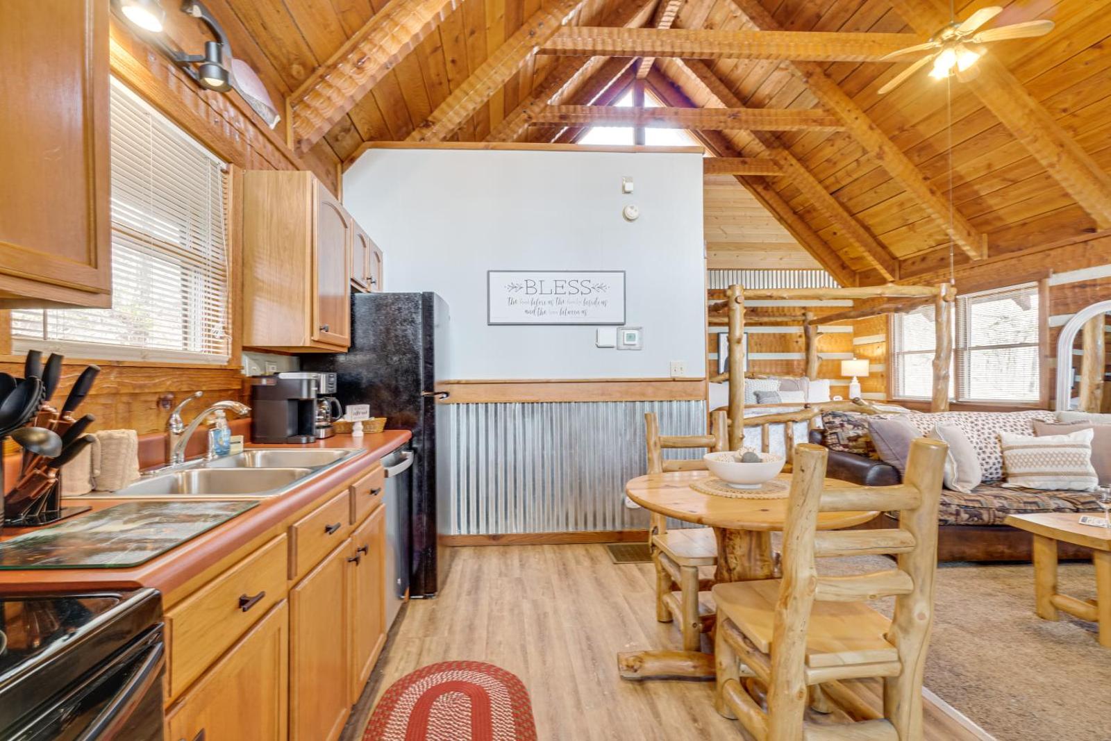 Honey Bear Pause Rural Escape with Porch and Hot Tub! Main image 1