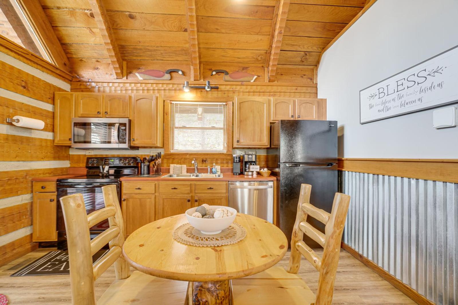 Honey Bear Pause Rural Escape with Porch and Hot Tub! Main image 2